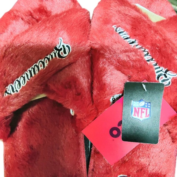NFL BUCCANEERS WOMEN'S FUR CROSS TEAM SLIPPERS, SIZES S OR XL - Picture 6 of 6
